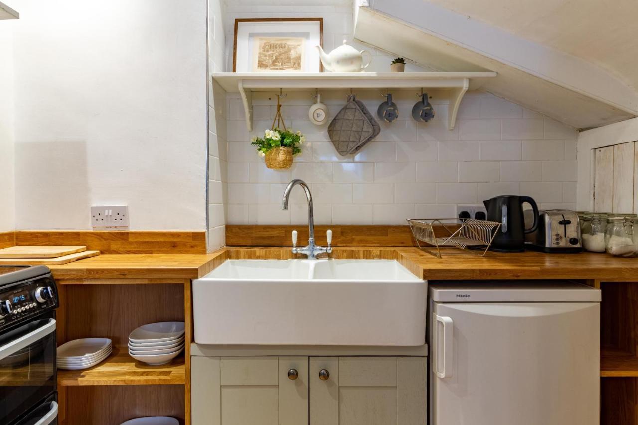 The Shoe Box Cottage With Allocated Parking Malmesbury Exterior photo