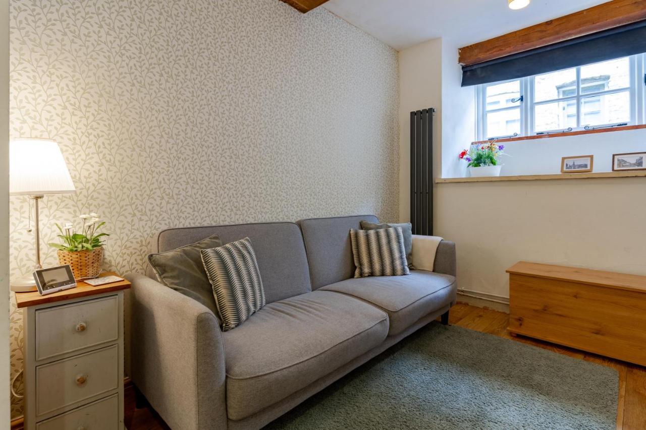 The Shoe Box Cottage With Allocated Parking Malmesbury Exterior photo