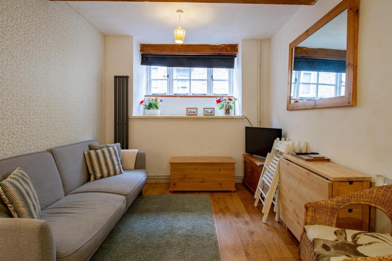 The Shoe Box Cottage With Allocated Parking Malmesbury Exterior photo